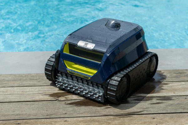 Zodiac FreeRider FR500 iQ Cordless Robotic Pool Cleaner - Image 2